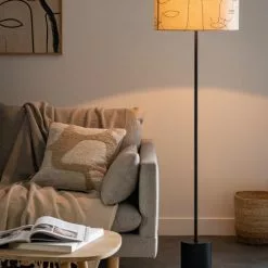 Maisons Du Monde Lampadaires Lampadaire En Métal Noir, Bois D'acacia Et Abat-jour En Coton écru à Motifs Visages H145 -Luminaires Soldes lampadaire en metal noir bois d acacia et abat jour en coton ecru a motifs visages h145 1000 2 21 221257 4