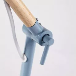 Maisons Du Monde Lampes De Chevet Enfant Lampe De Bureau En Métal Bleu Et Hévéa -Luminaires Soldes lampe de bureau en metal bleu et hevea 1000 5 20 181650 5